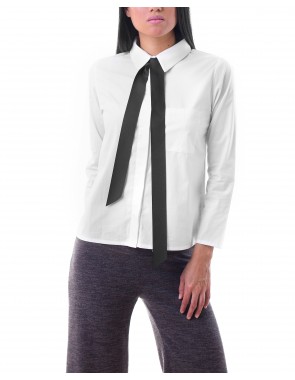 Camisa blanca con lazo negro